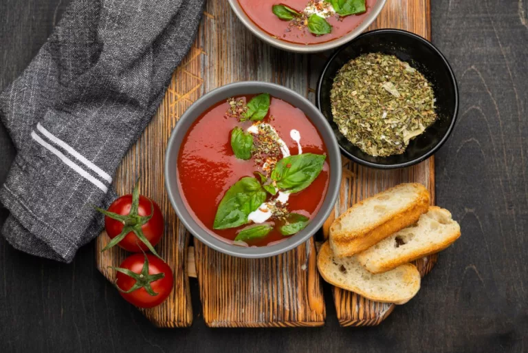 Bienfaits du gaspacho : soupe froide idéale en toute saison Mise en scène soupe froide de tomate - bienfaits du gaspacho