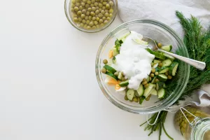 Bol aux légumes verts et houmous