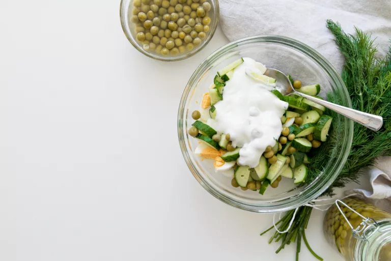 Bol énergétique aux légumes verts et houmous : le plein de fibres et de protéines Bol aux légumes verts et houmous