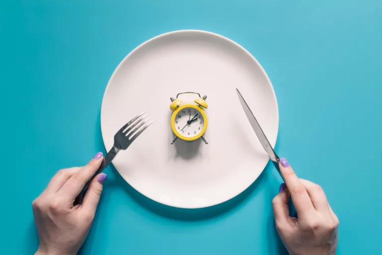 Débuter le jeûne de 24 heures : conseils simples pour une pratique équilibrée Découvre comment débuter le jeûne de 24 heures